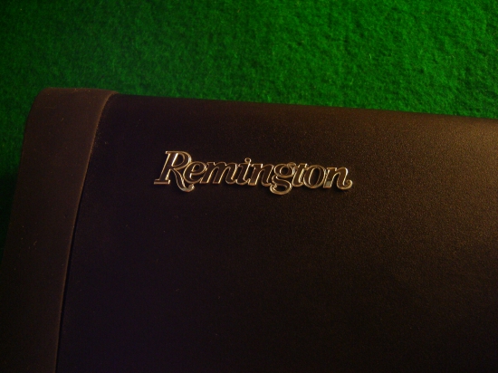 strieborný vypílený nápis remington vsadený do umelej pažby,,,