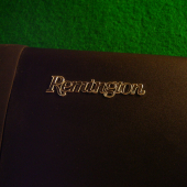 strieborný vypílený nápis remington vsadený do umelej pažby,,,