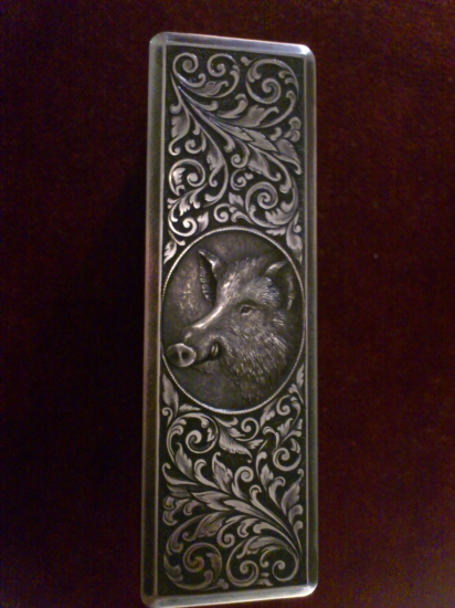 ručne gravirovaný zasobník na gulovnicu Mauser, ornament + portret diviaka ,,,praco