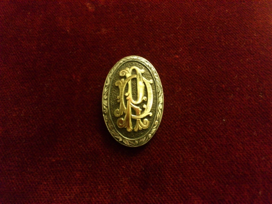 strieborny medajlon so zlatym monogramom R,D.