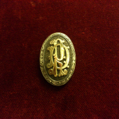 strieborny medajlon so zlatym monogramom R,D.