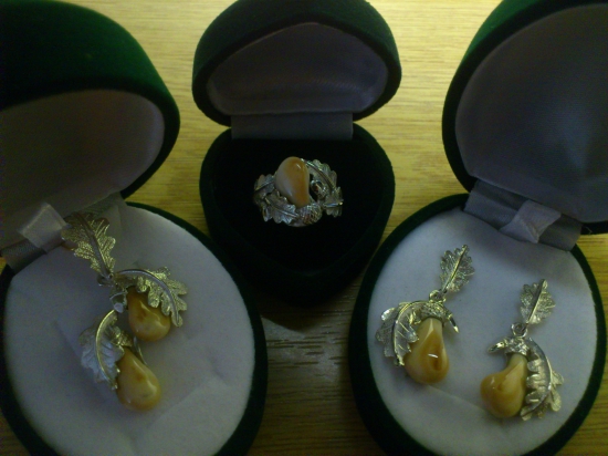 strieborna suprava polovnickych šperkov s grandlami.