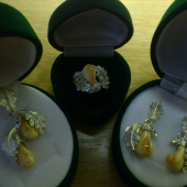 strieborna suprava polovnickych šperkov s grandlami.