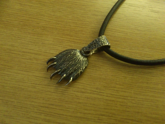 príves zo striebra 925 v tvare medvedej laby v 3D,...dodám aj kožu ..