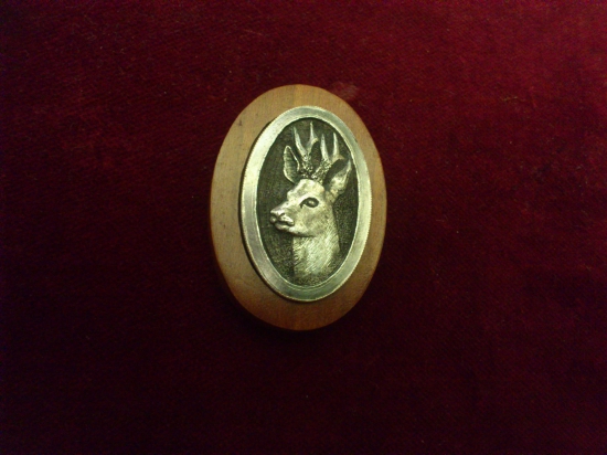 strieborný medajlon do pistolovej rukovete pažby, portret srnca...