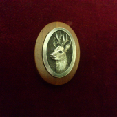 strieborný medajlon do pistolovej rukovete pažby, portret srnca...