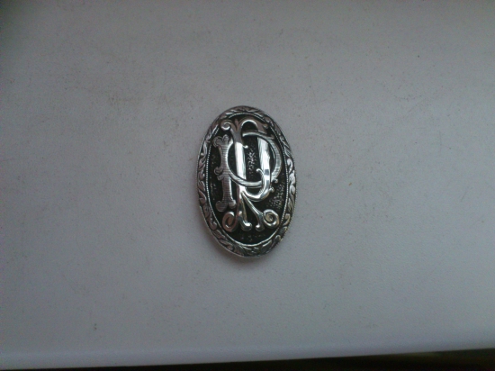 strieborný medajlon do pistolovej rukovete pažby, s monogramom RP....