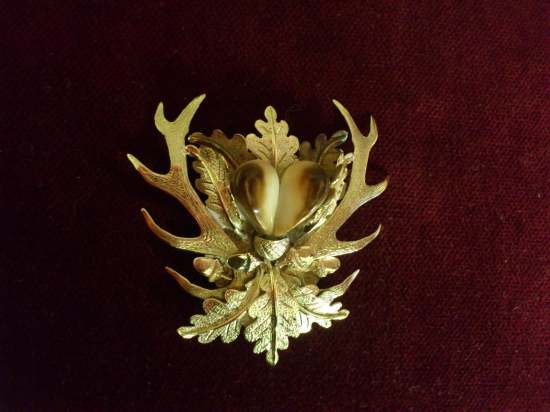 zlatá brošna s pálenými grandlami ....