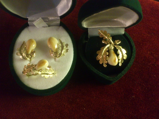 zlaté naušnice ,príves a prsten s grandlami ........