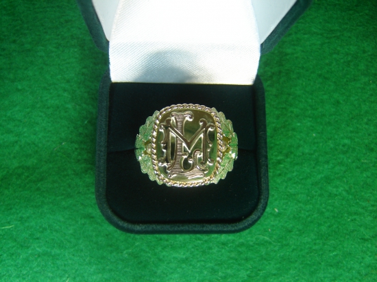 Pecatny prsten s monogramom a polovnickym motivom vyrobeny zo 14K zlata...