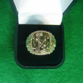 Pecatny prsten s monogramom a polovnickym motivom vyrobeny zo 14K zlata...