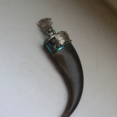 Medvedí pazur v striebornej objímke ,,príves s dubovými lístkami