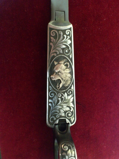 nábojová schránka na gulovnicu 550CZ,,ručne gravirovana,,medvedia hlava postriebren