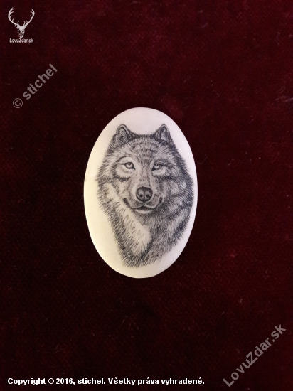 Medajlon do pažby s portretom kanadskeho vlka ,,,ručne vyrobený technikou scrimshaw