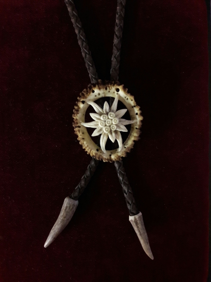 Ručne vyrezaná polovnicka kravata z parožia ,,plesnivec,,