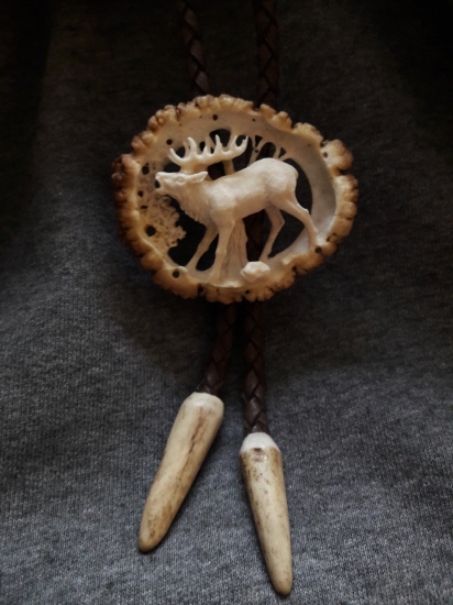 Ručne vyrezane bolo z parožia ...vyobrazenie jeleňa...