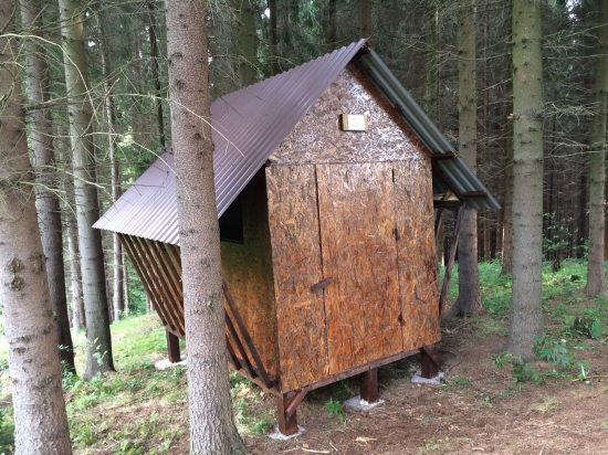 Krmelec so zásobníkom