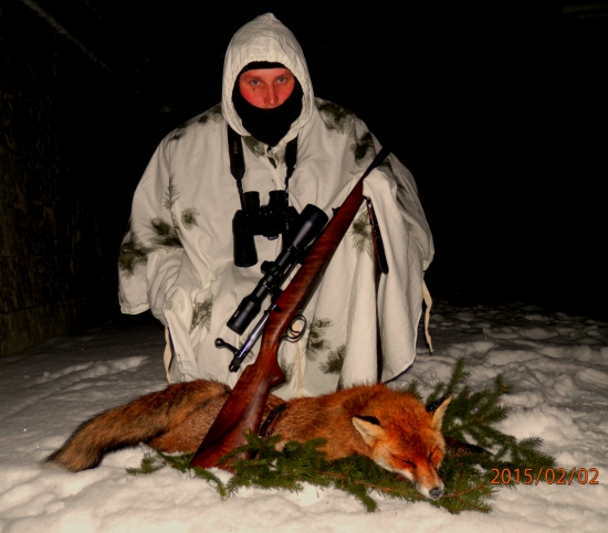 Kto by odolal tej prekrásnej scenérii ako líška prechádza zasneženými a mesacom zal