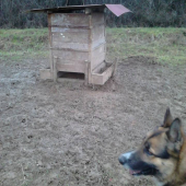 Krmelec z druhej strany.