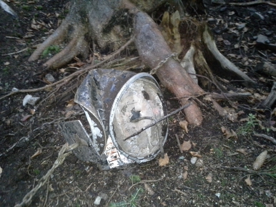 kŕmny valec po návšteve medveďa