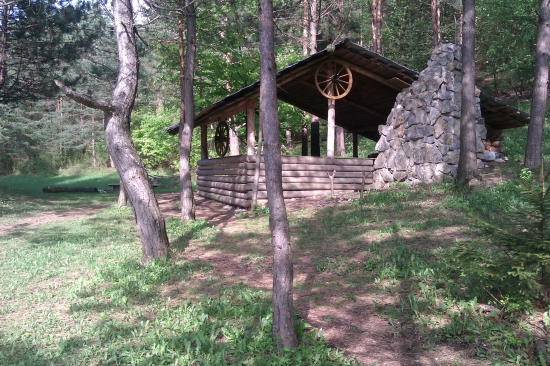 Zrub v zelenom udoli.