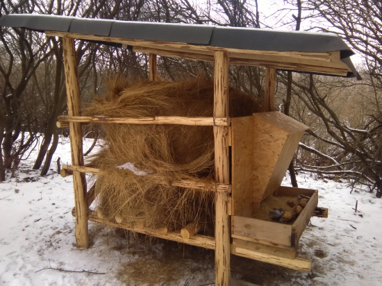 Jednoduchý viacúčelový krmelec