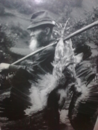 Lovec so svojim ulovkom-sup bielohlavy.