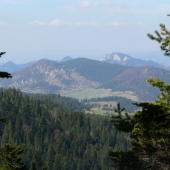 V pozadí Tri Koruny