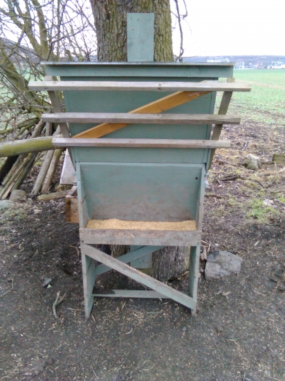 Samokrm s orážedlem