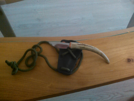 niečo malé na krk.