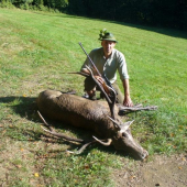 Strelec so svojím úlovkom