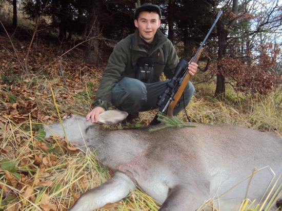 Šťastný mladý lovec so svojou prvou vysokou