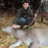 Šťastný mladý lovec so svojou prvou vysokou