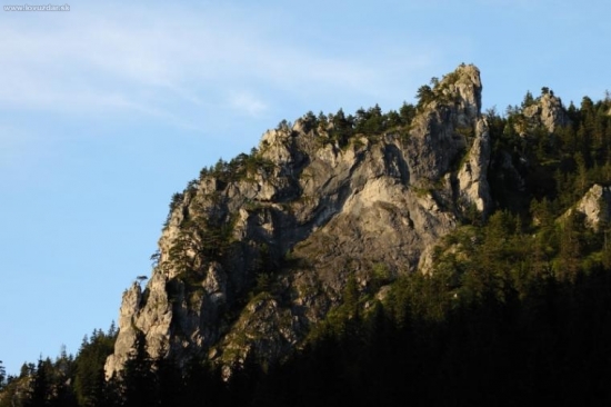 podvecerny skalny masiv