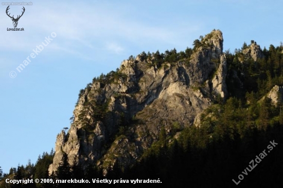 podvecerny skalny masiv