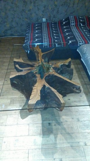 Stôl z dubového koreňa