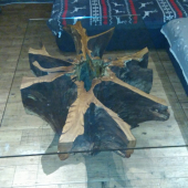 Stôl z dubového koreňa