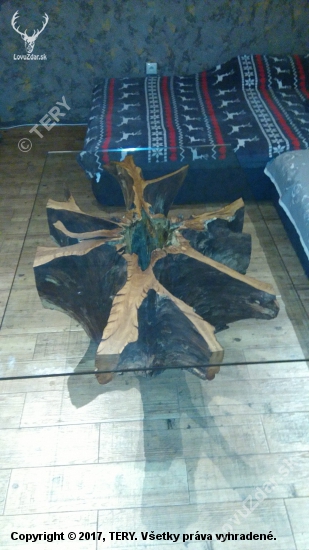 Stôl z dubového koreňa