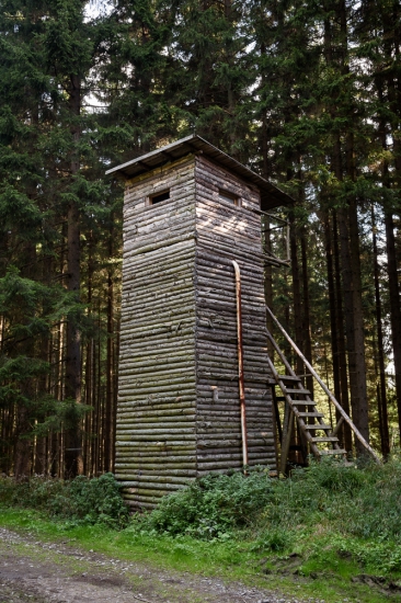 Kazatelna s integrovaným ocelovým silem na krmivo