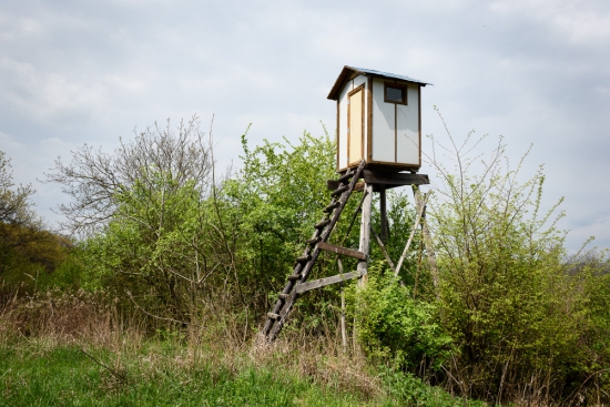 kazatelna z vyřazené táborové chatky (záchodové?)