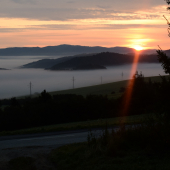 dalsi den pred nami.