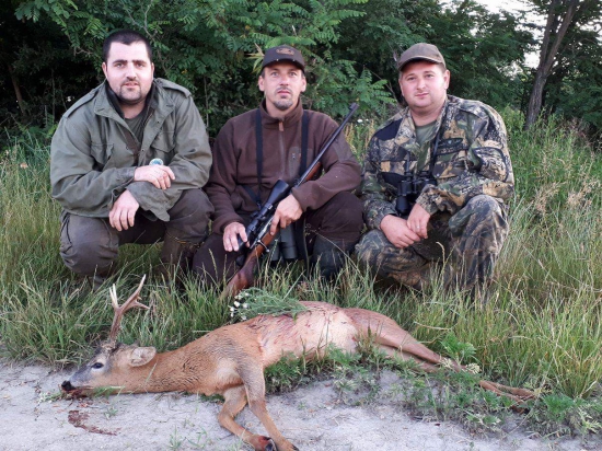 Srnec z poľovnikom zo Slovenska