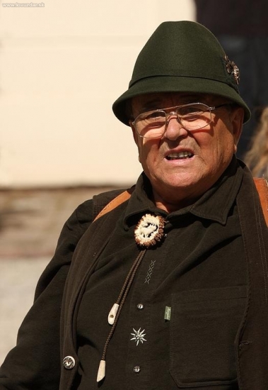 Štýlovo oblečený poľovník