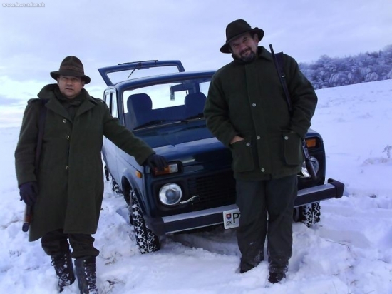 Priatelia u náa na poľovačke