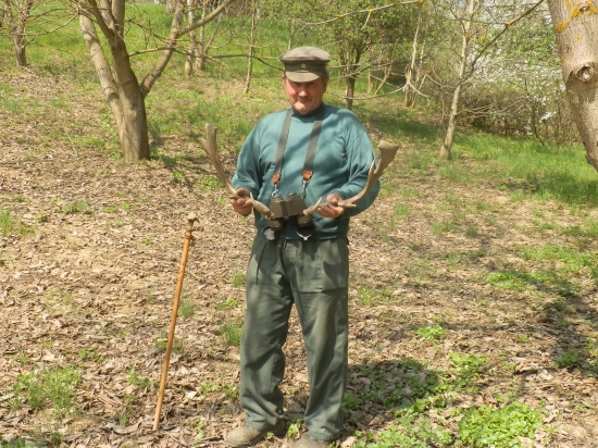 starý pán mal štastie pár