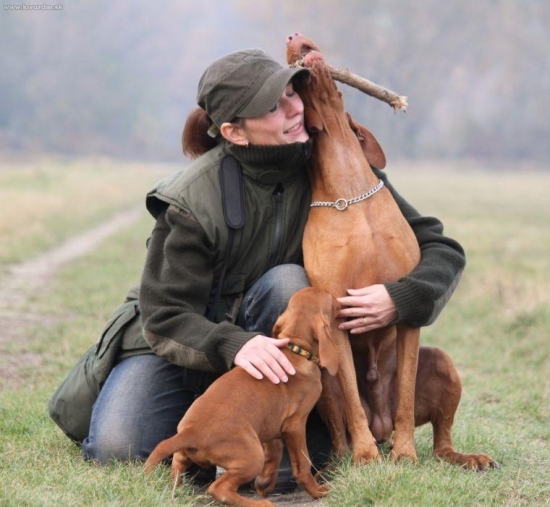 momentka - Max je prvý deň doma a Mini sa túli ako sa len dá