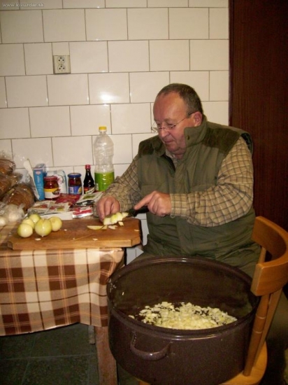 kolega Ivan pri krájaní cibule