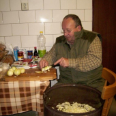 kolega Ivan pri krájaní cibule