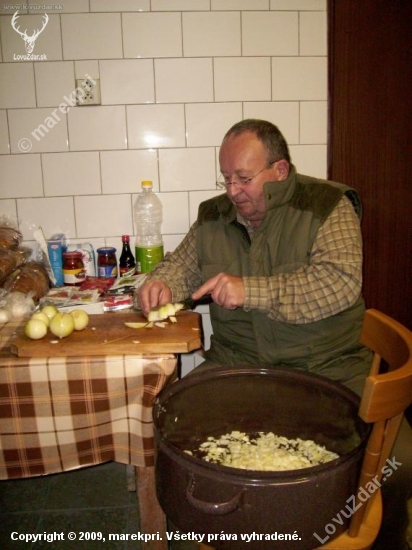 kolega Ivan pri krájaní cibule