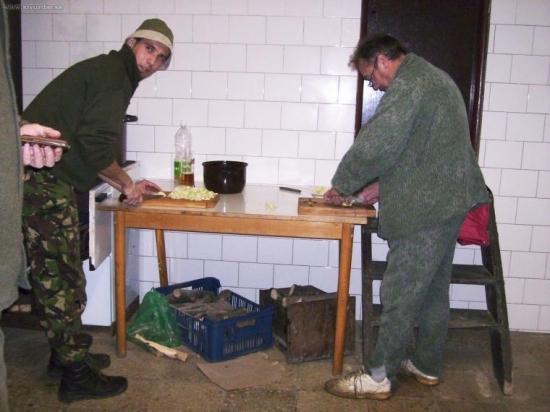 Ja a kolega Vlado pri krajaní cibule